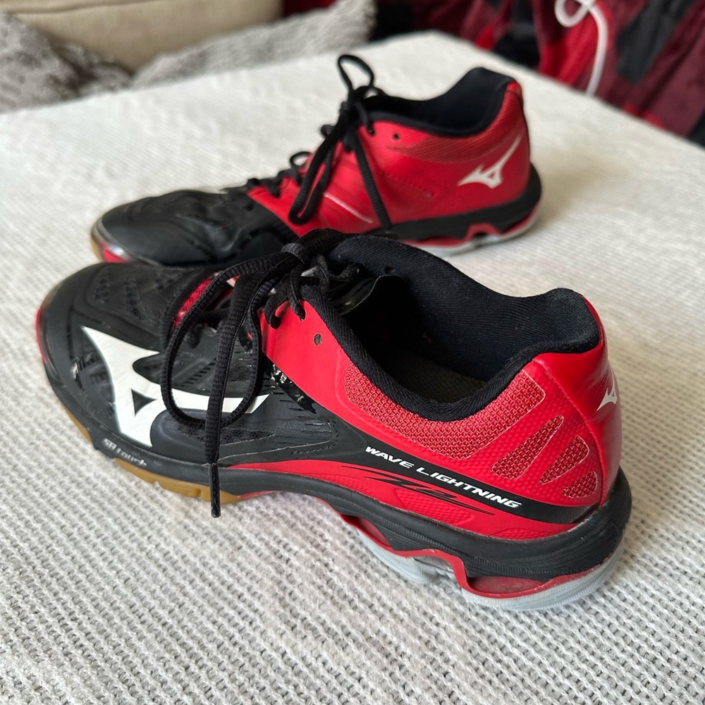 Women’s Mizuno Red and Black volleyball Shoes Sleek Design
